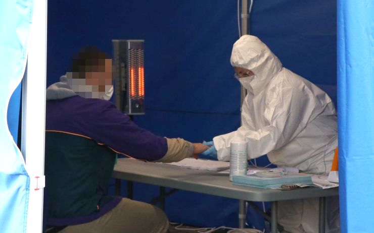 AKTUÁLNĚ OBRAZEM: Začalo testování na koronavirus u krajských nemocnic