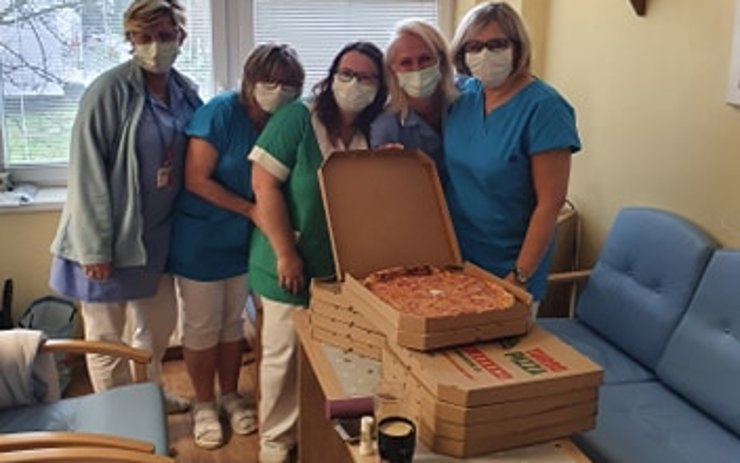 Mostečtí pizzaři poslali dárek zdravotníkům na centrální příjem