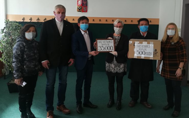 Vietnamská komunita darovala Litvínovu 500 roušek a 35 tisíc korun