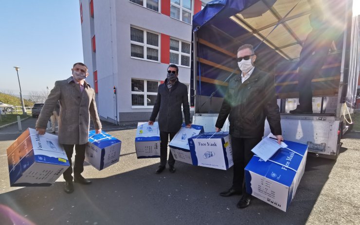 AKTUÁLNĚ: Vlastník komořanské teplárny věnoval mostecké nemocnici 12 tisíc roušek