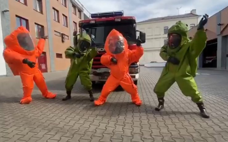VIDEO: Tepličtí hasiči navlékli ochranné obleky a dali se do pohybu. Připojili se k taneční výzvě