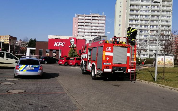 PRÁVĚ TEĎ: U mosteckého KFC zasahují hasiči, na silnici unikl olej