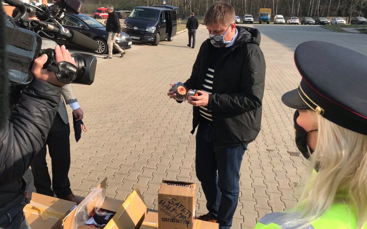 Češi posílají na pomoc Španělům ochranné polomasky z Mostecka