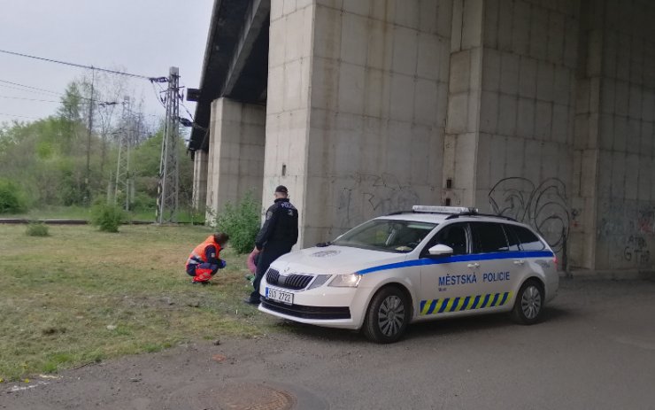 Žena v Obrnicích běžela vstříc vlaku. Záchranka ji odvezla do nemocnice