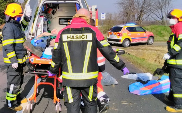 Těžká havárie motorkáře z Teplicka. Před Mostem upadl, vrtulník jej dopravil do nemocnice