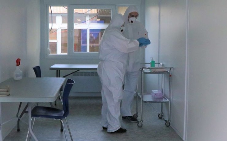 Koronavirus: V Česku je osmdesát mrtvých, zemřel i další člověk z Karlovarského kraje