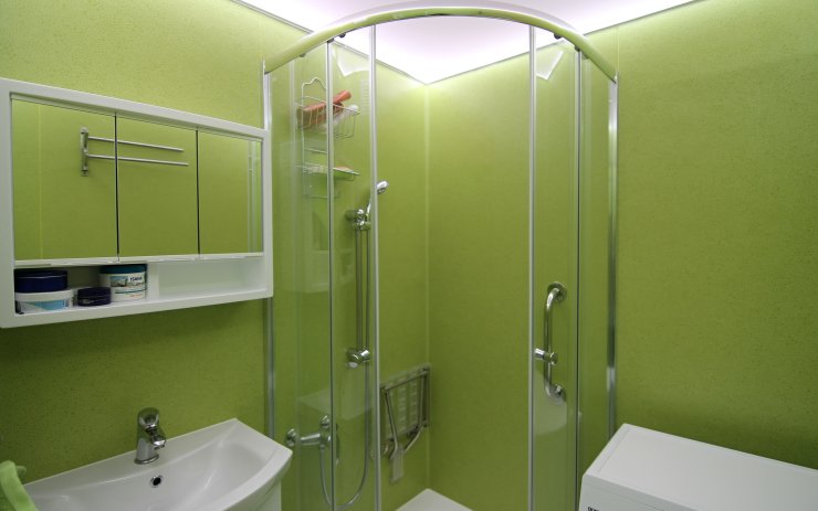 VIDEO: Aquavinyl - Koupelna v paneláku může již za 5 dnů zářit novotou. Bez hluku a stavebního povolení