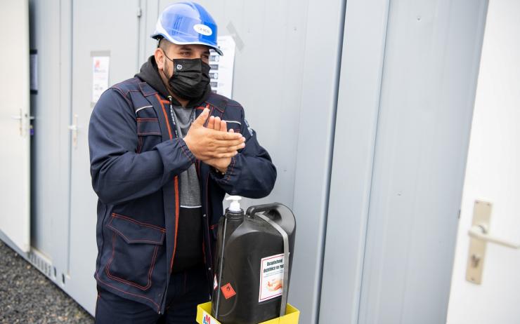 VIDEO: Unipetrol dodržuje hygienická opatření během zarážky. Dělníky testuje na Covid-19