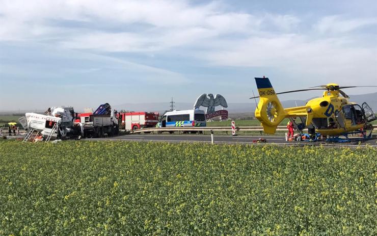 Tragický týden na silnicích v kraji: Ženu za tmy srazilo auto, dělníky na třináctce kamion