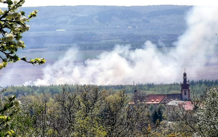 VIDEO AKTUÁLNĚ: U Horního Jiřetína zuří požár, hasiči mají druhý stupeň poplachu