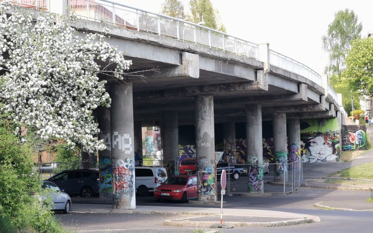 Litvínov je blíž ke stavbě nového mostu. Bude užší než tento a vznikne pod ním parkoviště pro 39 aut