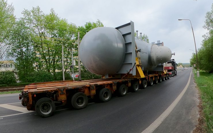 Byla to výzva! Nic těžšího ze strojíren zatím neodjelo. Teď náklad po týdnu dorazil do chemičky