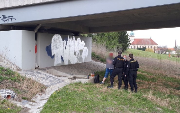 Sprejer pomaloval graffiti nový most v Mostě! Zachytily ho kamery městské policie