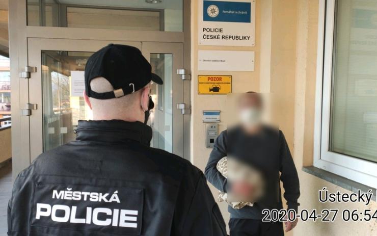 Strážníci v Mostě zadrželi muže hledaného Policií ČR