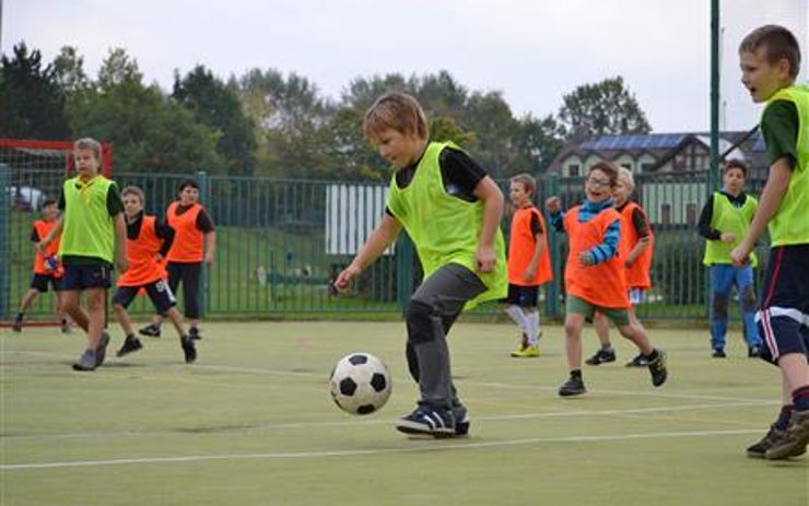 Sportovní areály u mosteckých škol se v pondělí otevřou veřejnosti