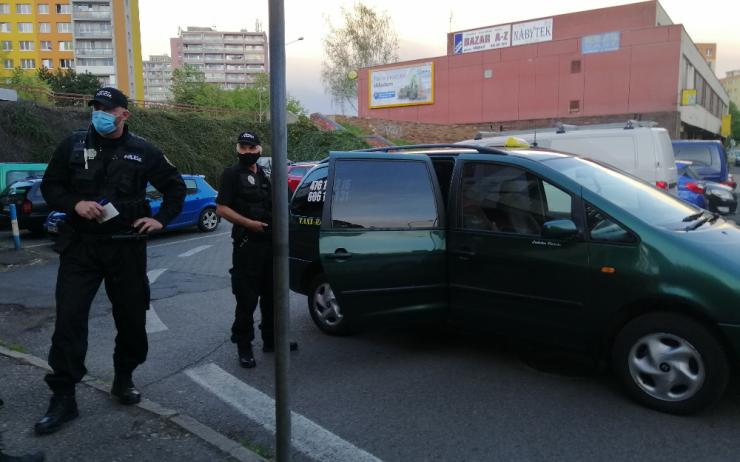 Trojice mladíků se chtěla svézt taxíkem zadarmo. Jednomu se z auta utéct nepodařilo