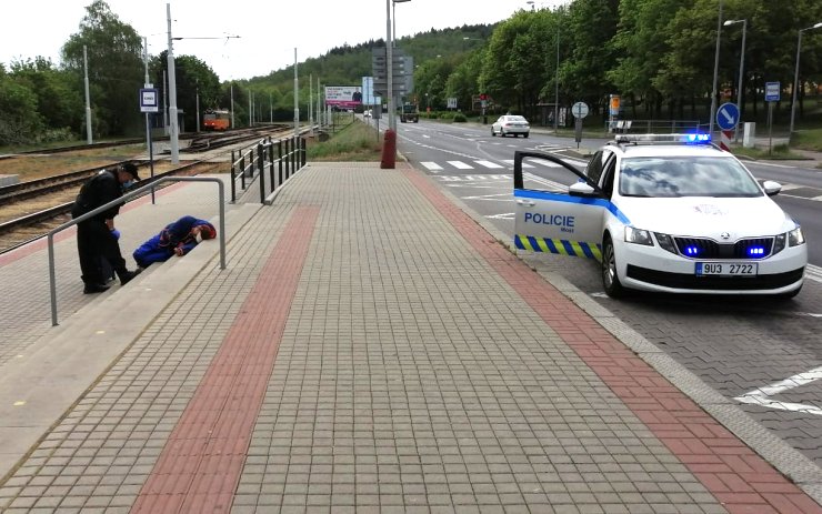 Muž se na zastávce kroutil bolestmi. Ležící postavu lidé nechali bez povšimnutí