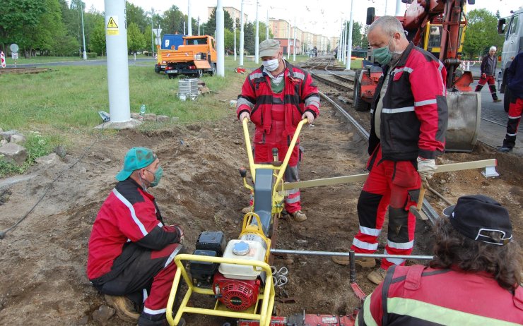 Auta na přejezdu u dopravního podniku už nebudou tolik skákat a poklice odletovat