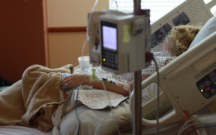 Čtyřicet lidí s covid-19 leží v nemocnicích v těžkém stavu. Na severu Čech nepřibyl druhý den za sebou nový případ