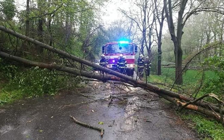 AKTUÁLNĚ: Silný vichr vtrhl nad severní Čechy, na desítkách míst spadaly stromy, létaly i střechy