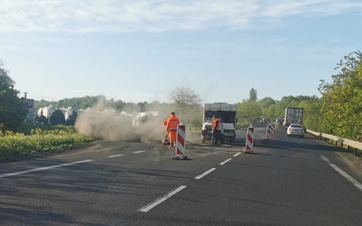 Důležitá výpadovka z Mostu na Prahu dostává nový povrch, silnici denně ničí 11 tisíc aut