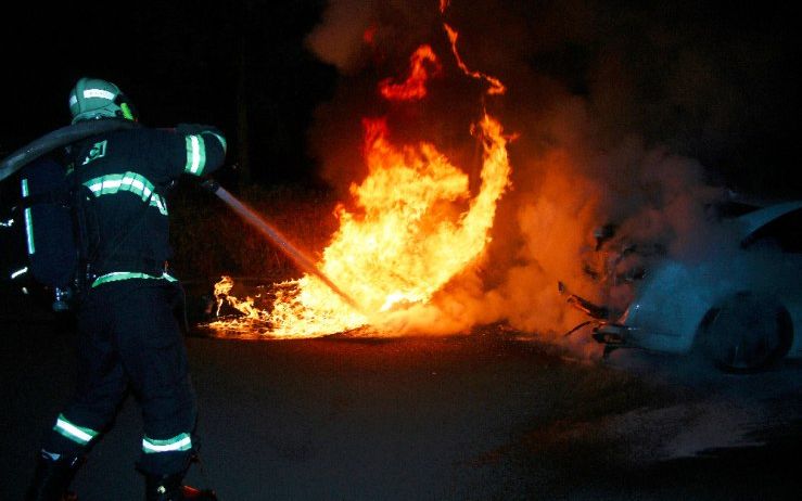 Muž (23) v Mostě zapaloval kontejnery a auto. Sledoval, jak hoří, před hasiči pak utíkal