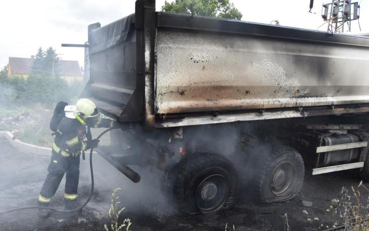 AKTUÁLNĚ: Za Mostem začalo hořet nákladní auto, požár zasáhl celý vůz