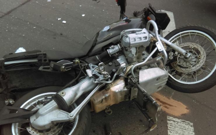Nehoda v Podkrušnohorské: Motorkář se srazil s autem, zasahovali tam záchranáři