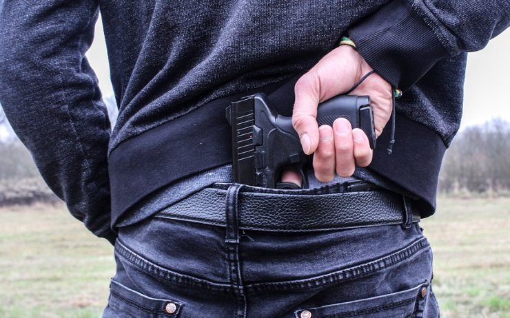 Zastřelím tě! vyhrožoval muž s pistolí na mosteckém parkovišti jinému. Kvůli ženě