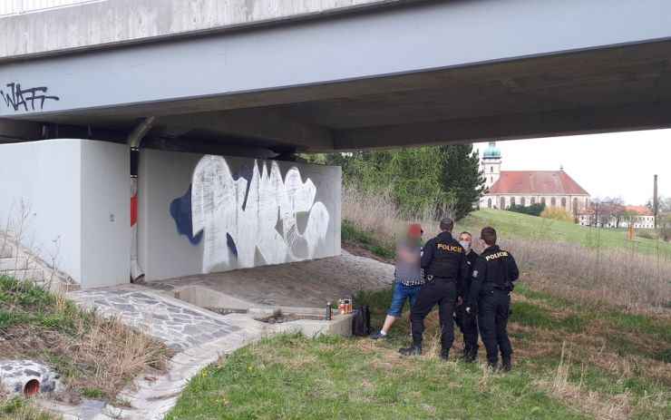 Sprejováním na nový most se zabývají policisté. Mostečan má na krku poškození cizí věci