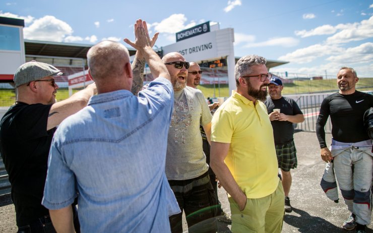 Na autodromu se partneři loučí se svobodou i uzavírají sňatky