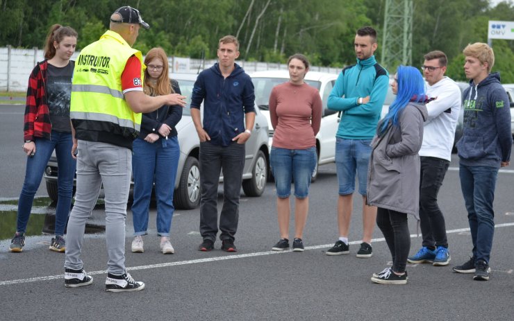 OBRAZEM: Mostecký autodrom odstartoval bezplatné kurzy pro začínající řidiče