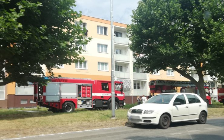 AKTUÁLNĚ: Z balkonu paneláku v Litvínově se valil černý dým. Hasiči už ví, co způsobilo požár