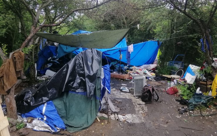 OBRAZEM: Bezdomovci si za mosteckým hypermarketem vybudovali vesnici ze stanů