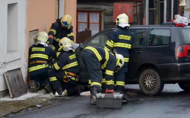 Opilý řidič nezvládl jízdu, narazil u domu do vrat. Po havárii unikal plyn