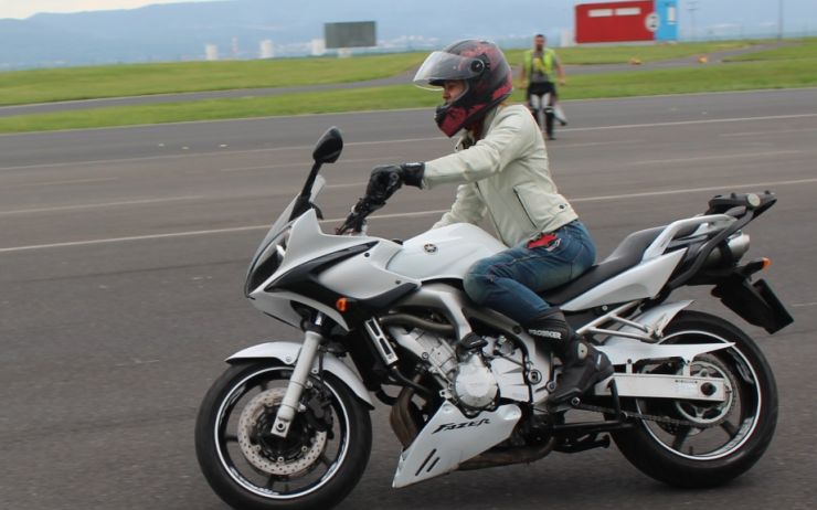 Učme se přežít! Desítky mužů a žen na motorkách prošly v Mostě zdokonalovacím kurzem