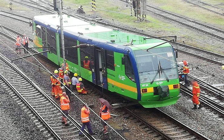 OBRAZEM: Škody po vykolejení osobního vlaku v Obrnicích jdou do statisíců