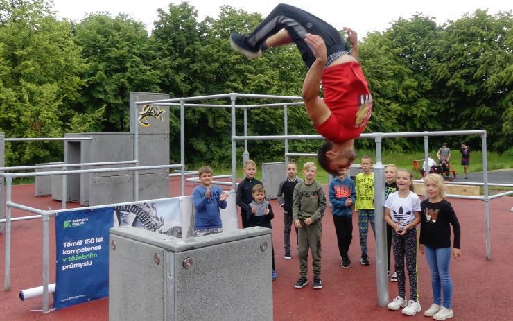 OBRAZEM: Most má nové hřiště na Šibeníku! Trénovat na něm můžete parkour