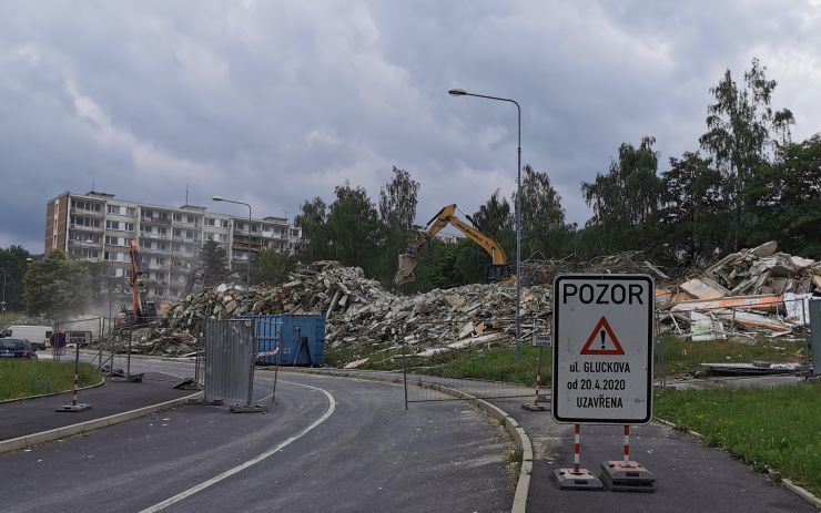 Nehoda při bourání paneláku v Janově. Část padajících trosek poškodila sousední budovu