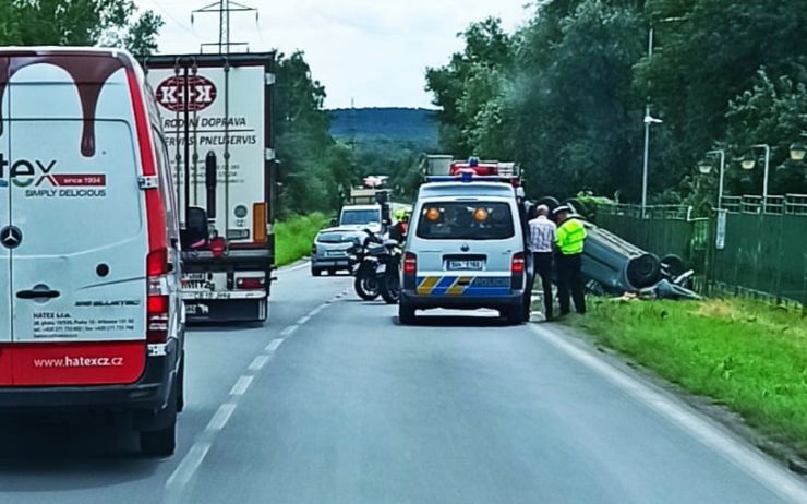 Jak se ženě povedlo převrátit auto u Záluží? Narazila do pařezu