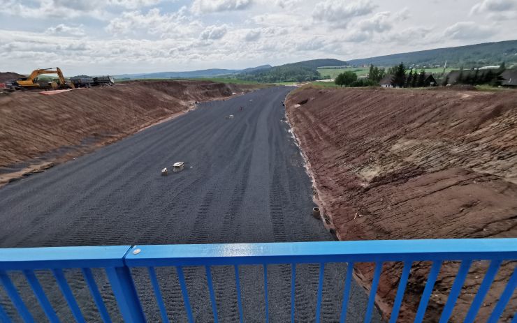 V půlce roku je ve výstavbě 237 km silnic, takto vypadá rozestavěná dálnice na Prahu