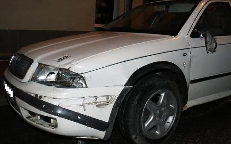 Žena při parkování nabourala auto a ujela. U nehody nebyla k její smůle sama
