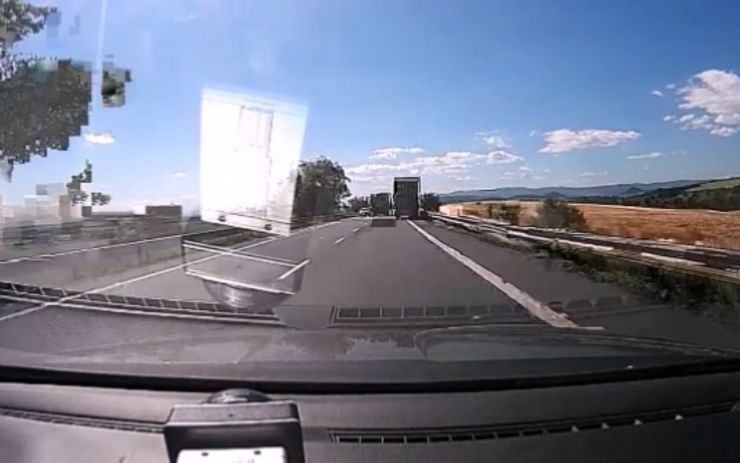 VIDEO: Teď jedu já! Řidič nákladního auta na silnici z Loun na Most ohrozil všechny ostatní