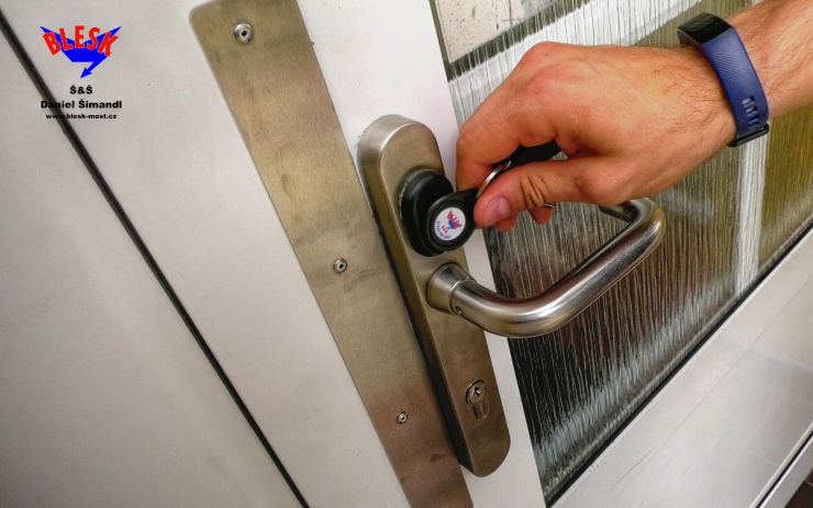VIDEO: Zamykáte vchodové dveře? S těmito systémy již nemusíte a ještě budete bydlet bezpečněji!