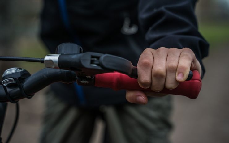 Na ulici se odehrála bitka o jízdní kolo. Mělo být kradené, muž se ho ale nechtěl vzdát