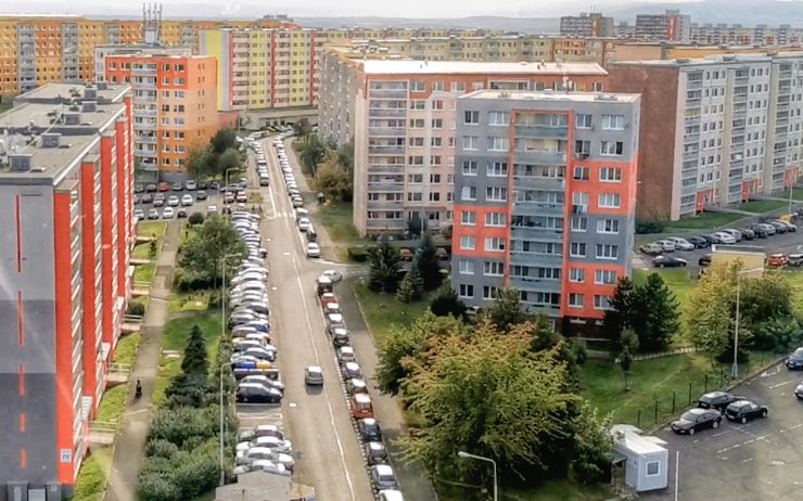 Mladík chodil do paneláku na návštěvy a při tom tam kradl. Lidem mizely věci z chodeb