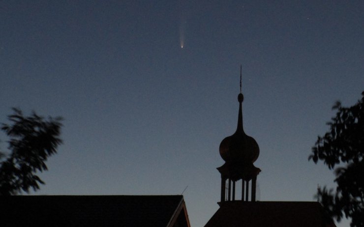 OBRAZEM: Nádherná kometa jasně září na noční obloze. Pochlubte se fotkami