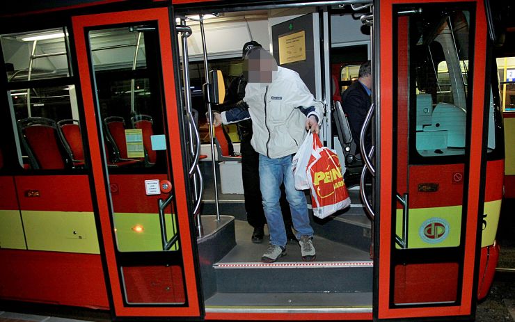 Zloděj z drogerie se schoval v tramvaji, odmítal pak strážníkům a policii vylézt