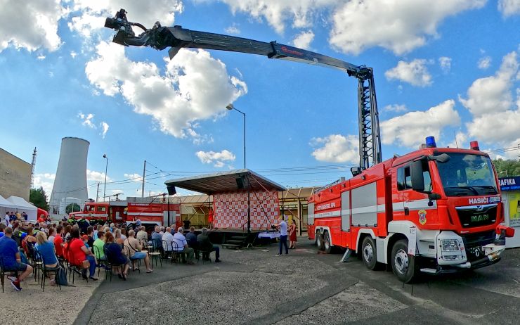 VIDEO: Hasiči z Chemparku u Litvínova slaví 75 let. Dostali nový hasicí vůz i pamětní medaile