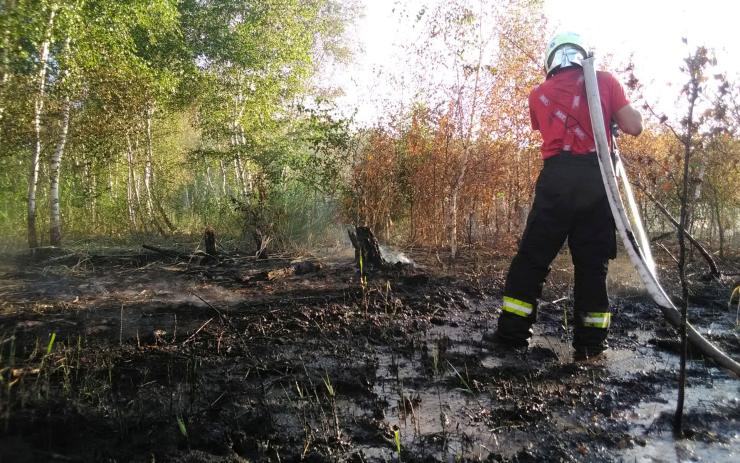 AKTUÁLNĚ: Zásah hasičů v Komořanech. Už druhý den tam likvidují požár uhelného prachu